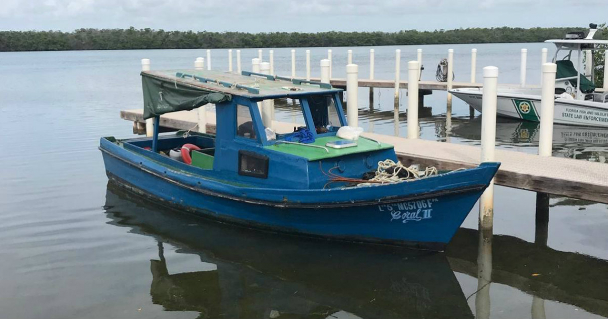 Embarcación en la que habrían arribado a Islamorada seis balseros cubanos © Comisión de Conservación de Pesca y Vida Silvestre de Florida