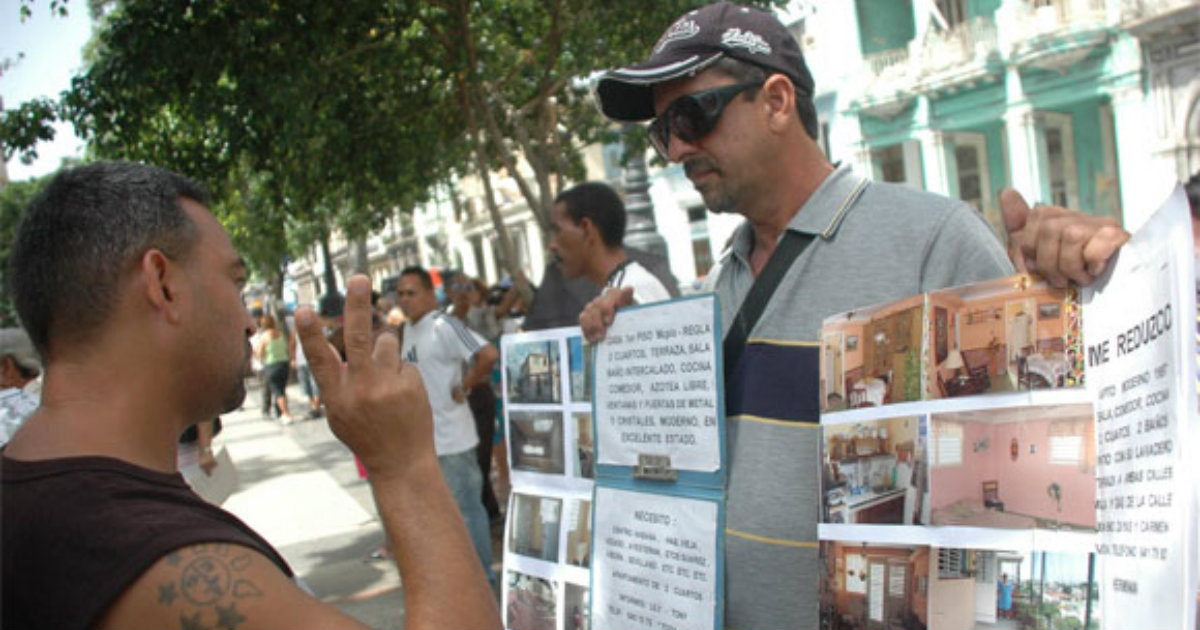 Agente inmobiliario, en el Paseo del Prado. © Cubadebate.
