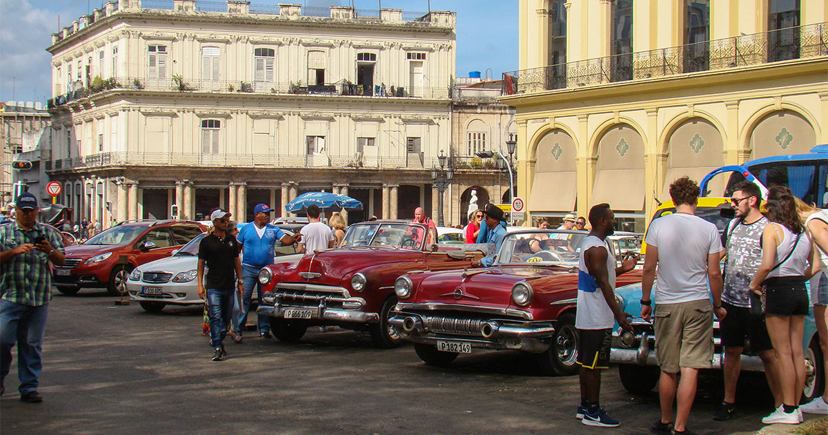 Autos descapotables en Prado y Neptuno © CiberCuba