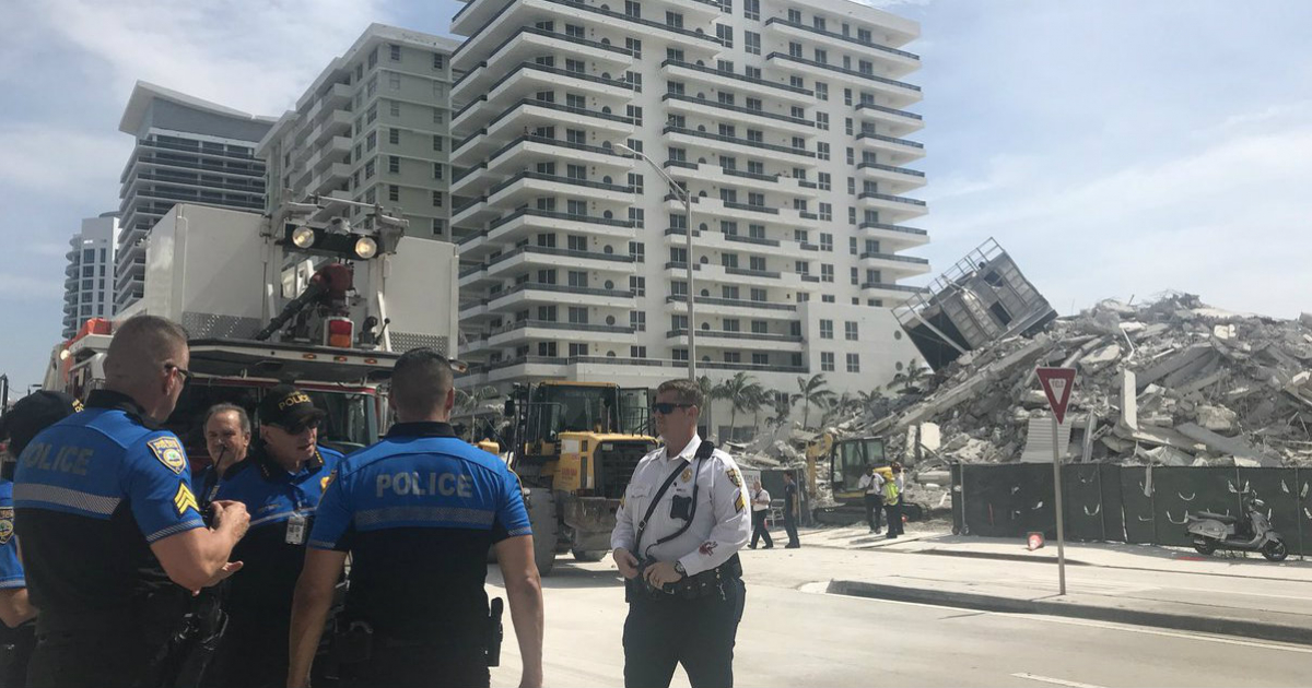 Las autoridades en la zona del colapso del edificio © Twitter/Miami Beach Police