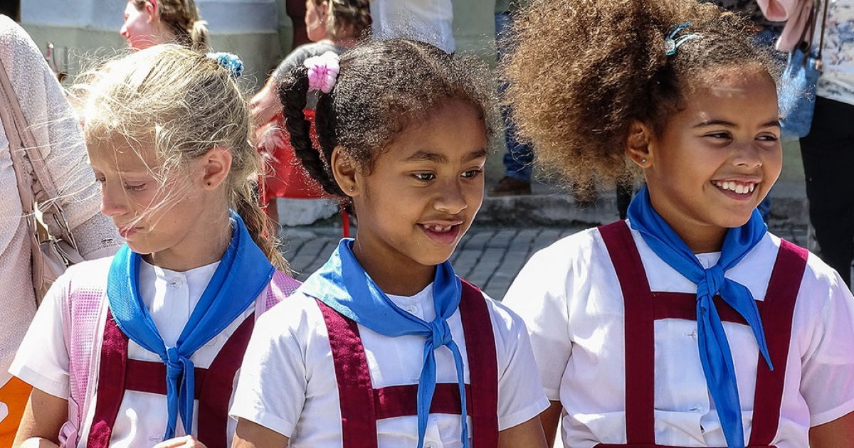 Niñas con uniforme de primaria © CiberCuba