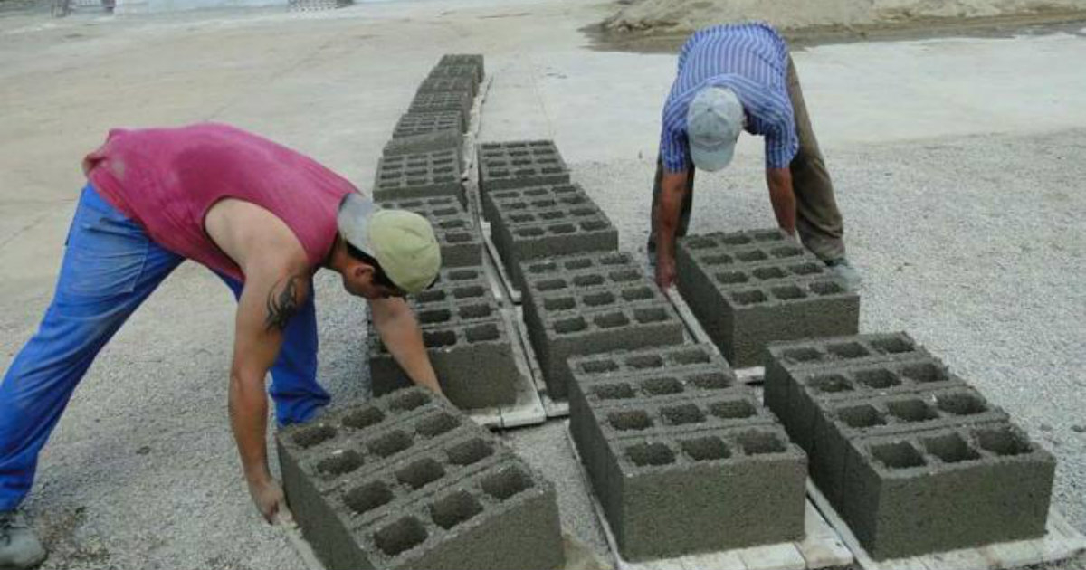 Bloques para la construcción en Cuba. © Granma.