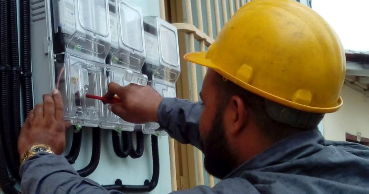 Un operario de la Empresa Eléctrica de Cuba. © Trabajadores.