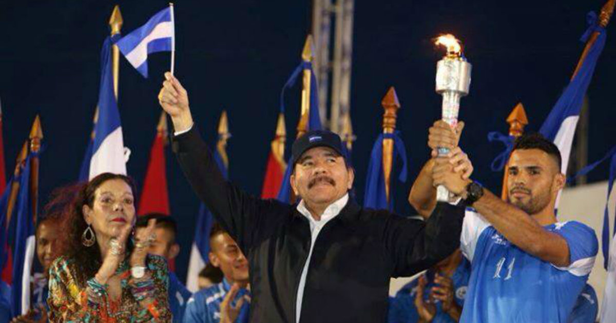 Daniel Ortega (c) y su esposa (i), en una foto de archivo. © Daniel Ortega / Twitter