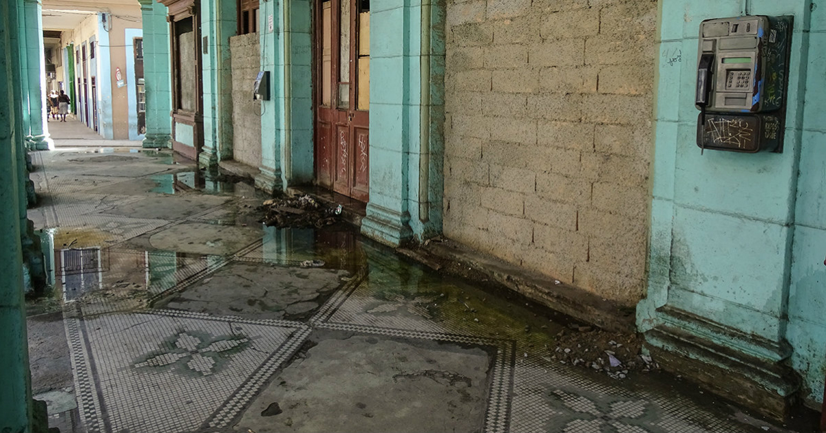 Agua estancada en una edificación abandonada © CiberCuba