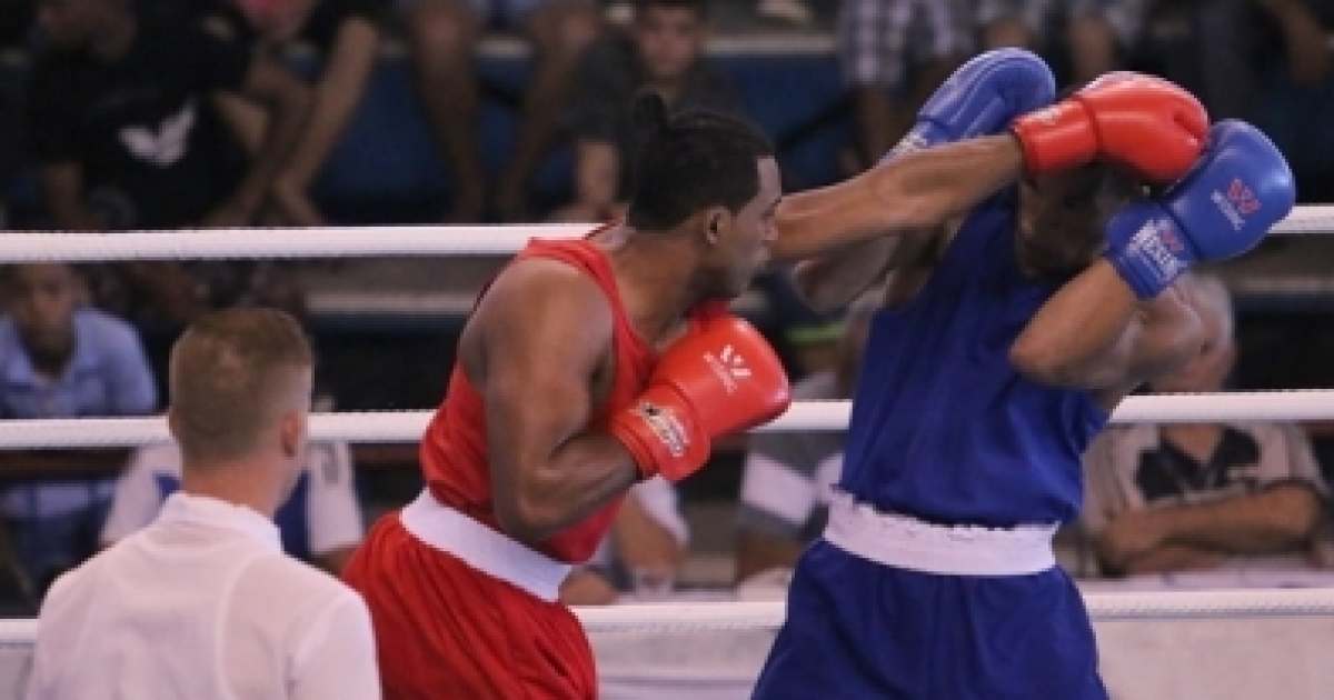 Arlen López (de rojo) debutó con victoria © Boxeo cubano/PL