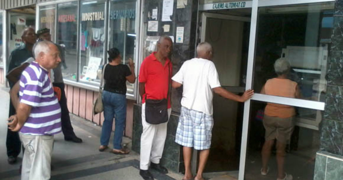 Colas en un cajero automático de La Habana. Foto de archivo. © Radio Rebelde.