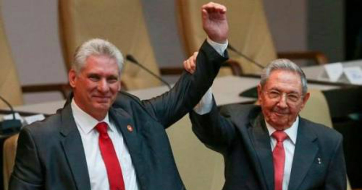 Miguel Díaz-Canel y Raúl Castro. © Juventud Rebelde