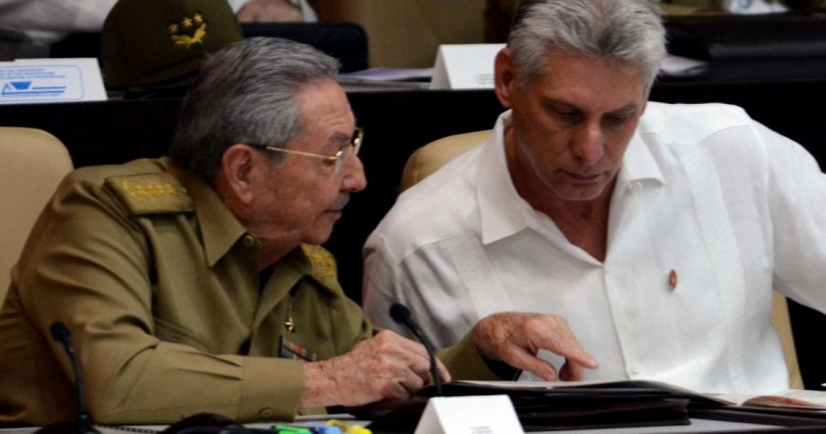 Raúl Castro y Díaz-Canel en la Asamblea Nacional © ACN