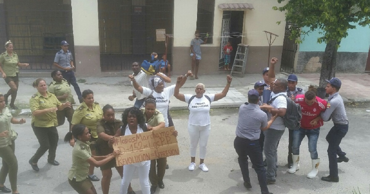 Represión contra Damas de Blanco © Facebook/ Ángel Moya