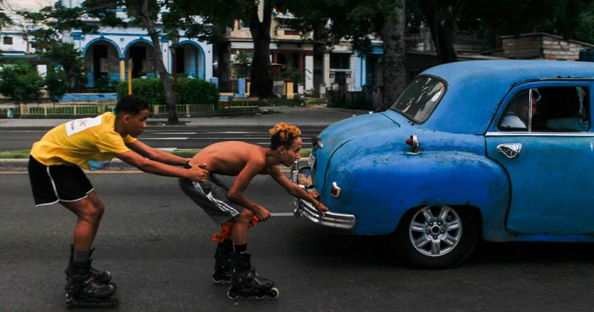 Jóvenes cubanos en patinetas © Facebook / Yander Zamora 