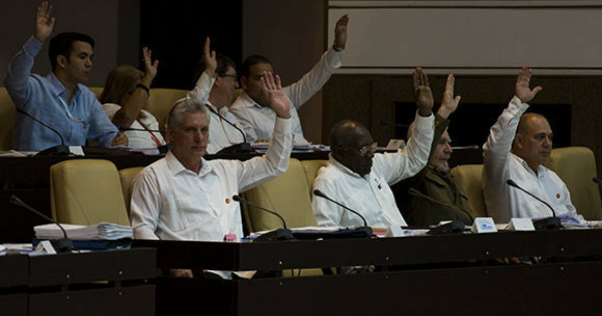 Votación a mano alzada en la Asamblea Nacional del Poder Popular © Cubadebate