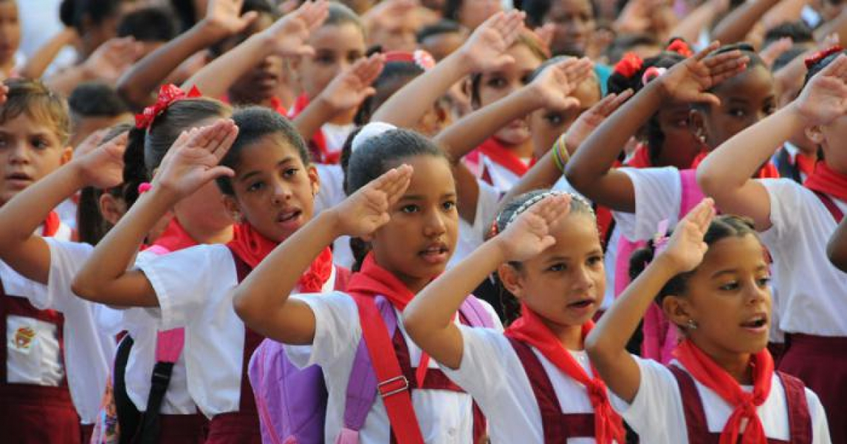 Niños cubanos gritando ¡Pioneros por el comunismo! © Granma