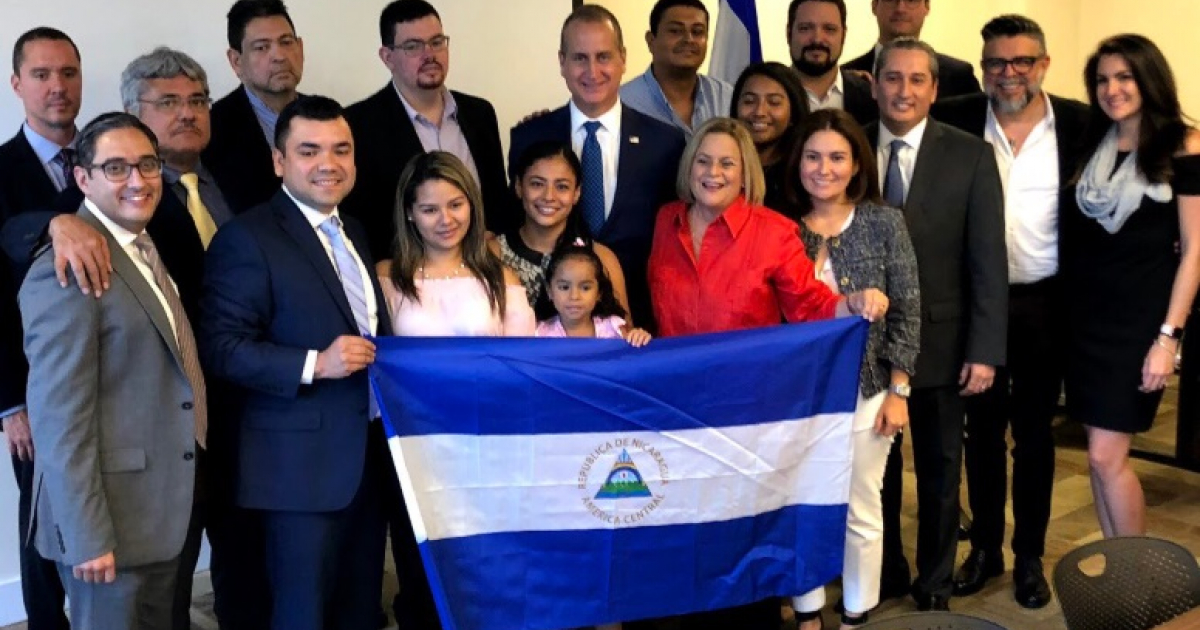 Díaz-Balart y Ileana Ros Lehtinen posan con la bandera de Nicaragua © Twitter / @RosLehtinen 