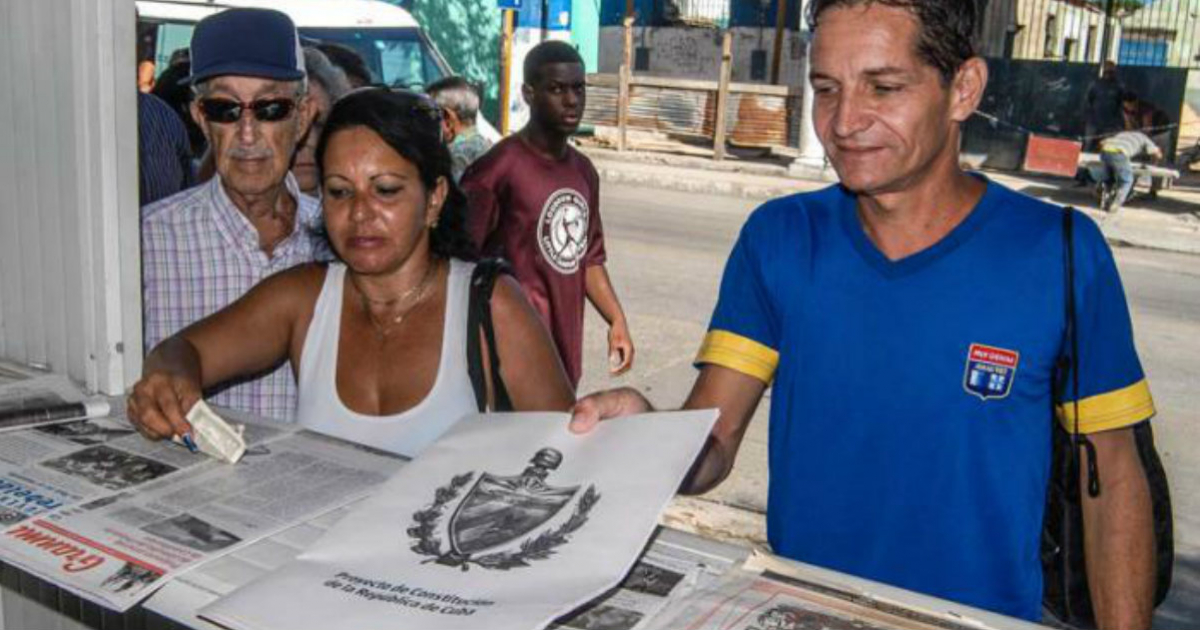 Cubanos compran ejemplares del proyecto de reforma de la Constitución. © Granma
