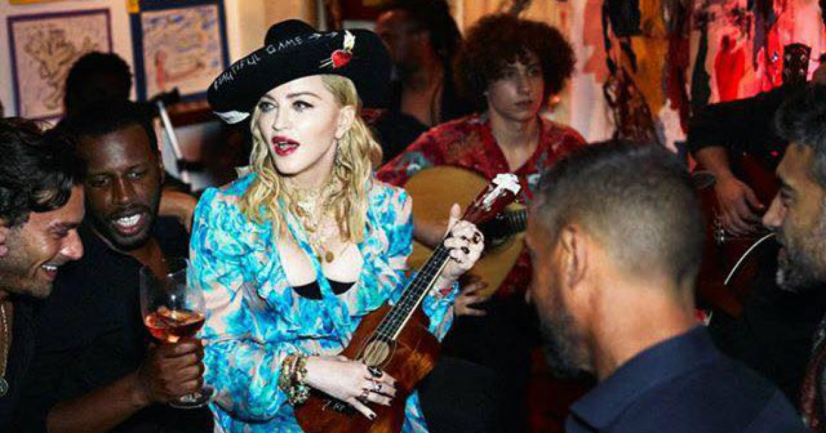 Madonna tocando en un local de Lisboa © Facebook / Madonna