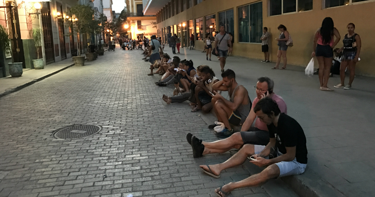 Cubanos accediendo a Internet © CiberCuba
