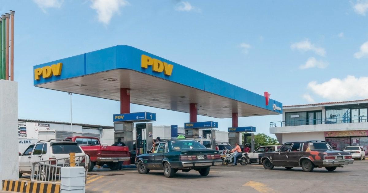 Varios autos esperan su turno en una gasolinera en Venezuela © Wikipedia