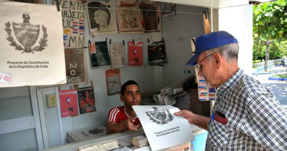 Un cubano compra un ejemplar del proyecto de reforma de la Constitución. © ACN