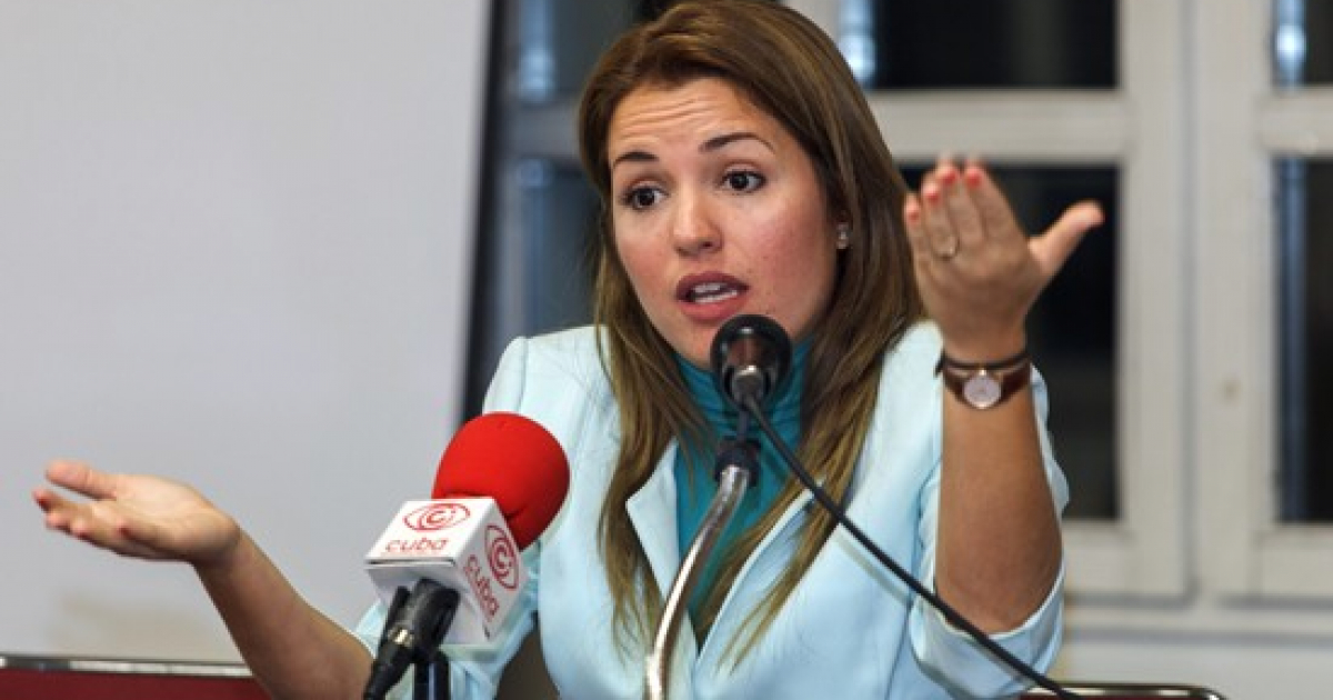 La periodista cubana Cristina Escobar gesticula durante una rueda de prensa © tvcubana.icrt.cu