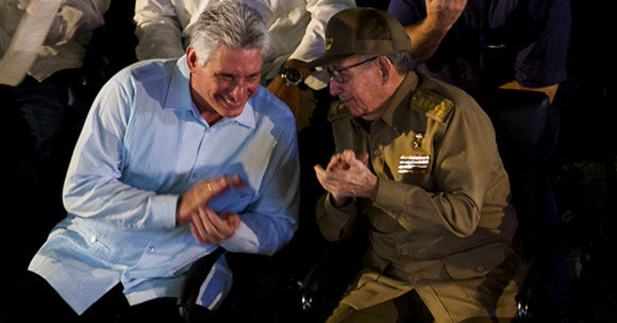 Miguel Díaz-Canel aplaude junto a Raúl Castro en Santiago de Cuba © Cubadebate / Irene Pérez