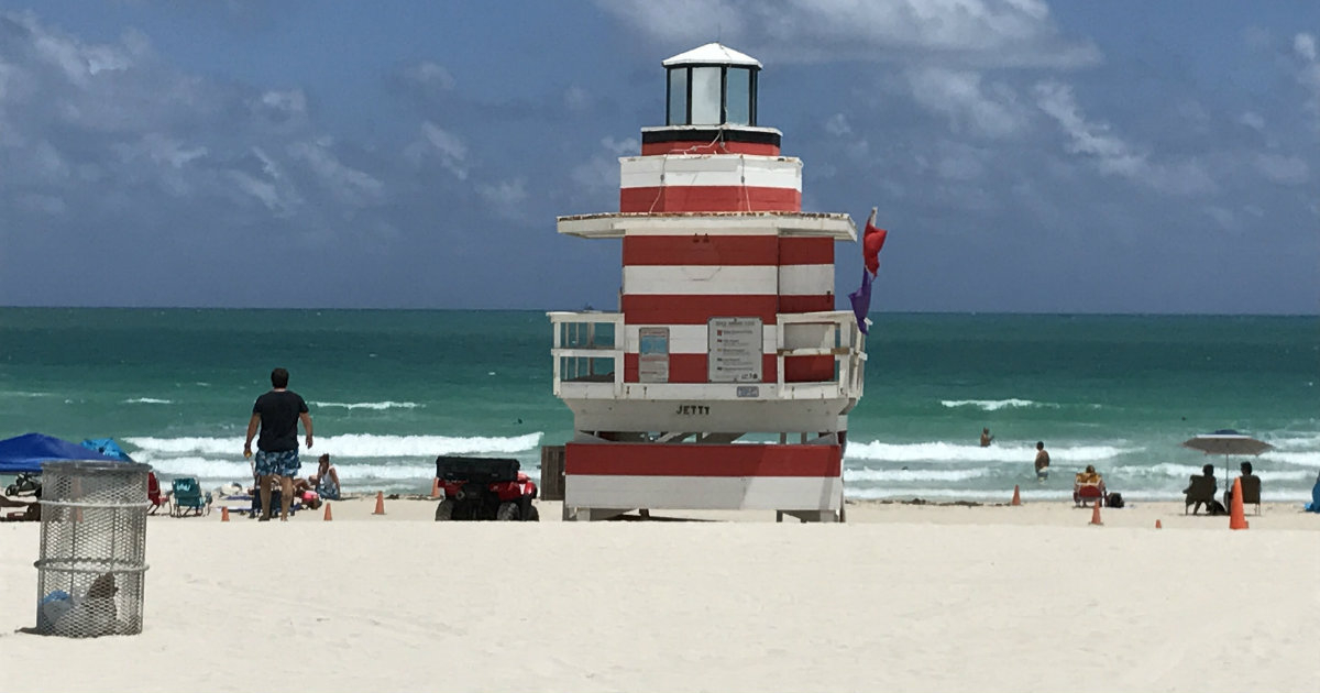 La playa de Miami Beach durante un soleado día de verano © CiberCuba