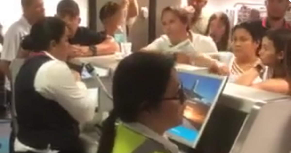 Protestas ante los empleados de Swift Air © Fotograma del video 
