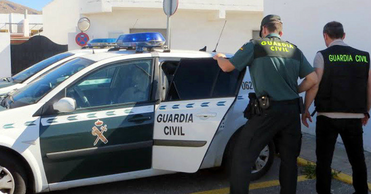 Agentes de Guardia Civil trasladan a un detenido en una imagen de archivo © asesoriafcse.com