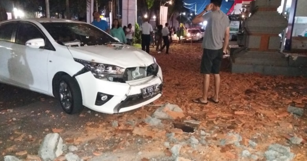 Auto y calles destrozadas tras el terremoto en Indonesia © Twitter / @EarthQuakesTime