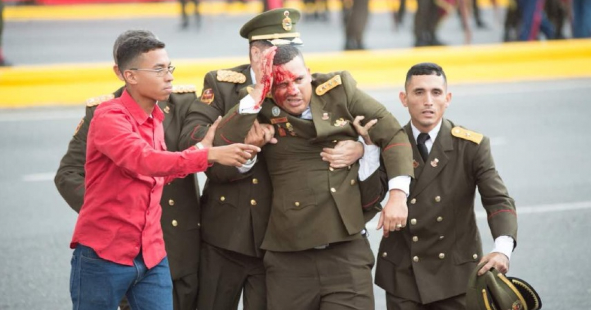 Militar herido durante el desfile militar en Caracas © Twitter / @madeleintlSUR