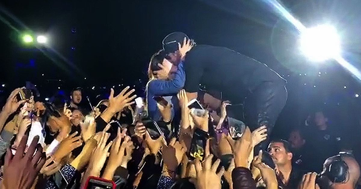 Enrique Iglesias besa a una fan en Durango (México) © Instagram / Enrique Iglesias