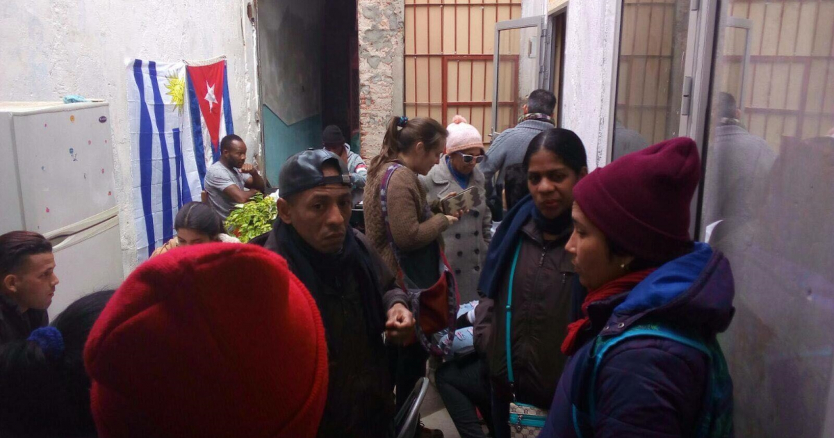 ONG Idas y Vueltas en charla con inmigrantes en Uruguay © Facebook/ ONG Idas y Vueltas