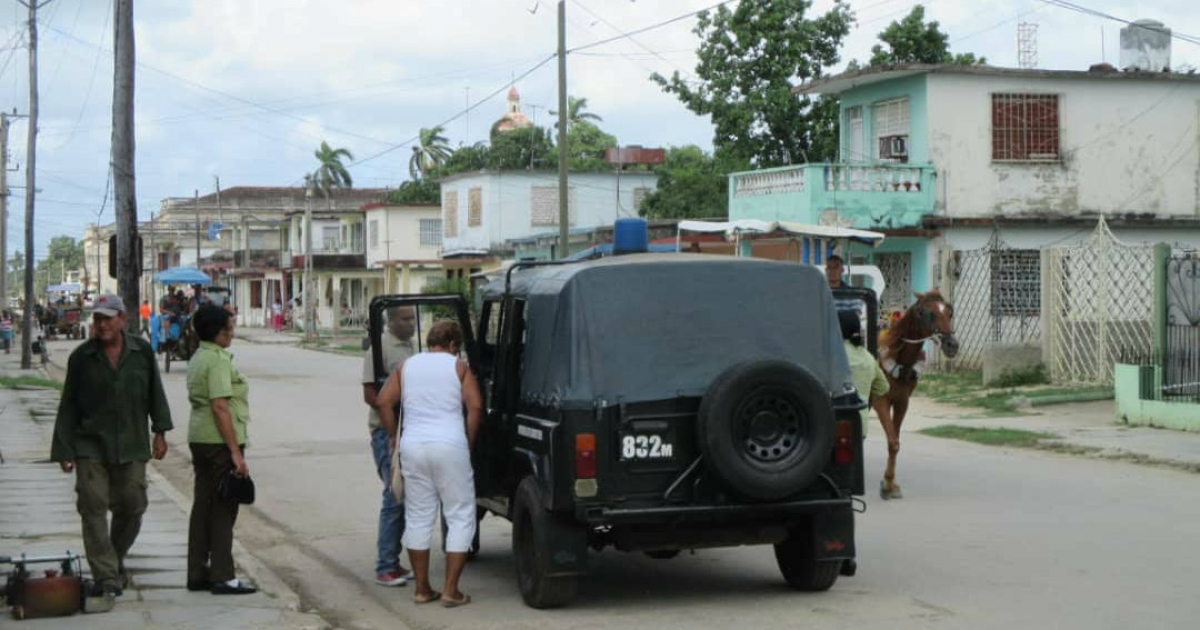 La policía de Cuba arrestando a integrantes de las Damas de Blanco © Observatorio Cubano de Derechos Humanos