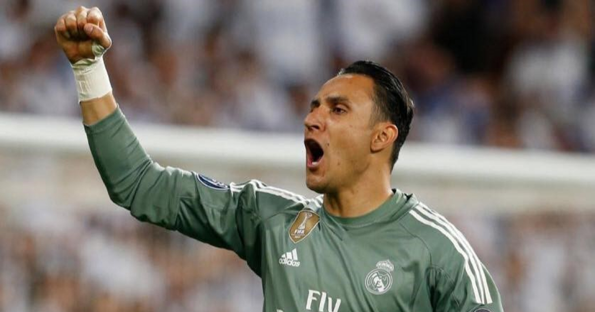 El portero del Real Madrid Keylor Navas levanta el puño en señal de victoria © Facebook / Keylor Navas