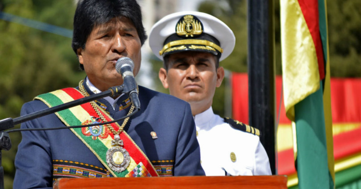 Evo Morales luciendo la medalla y la banda presidencial de Bolivia © Twitter/Evo Morales