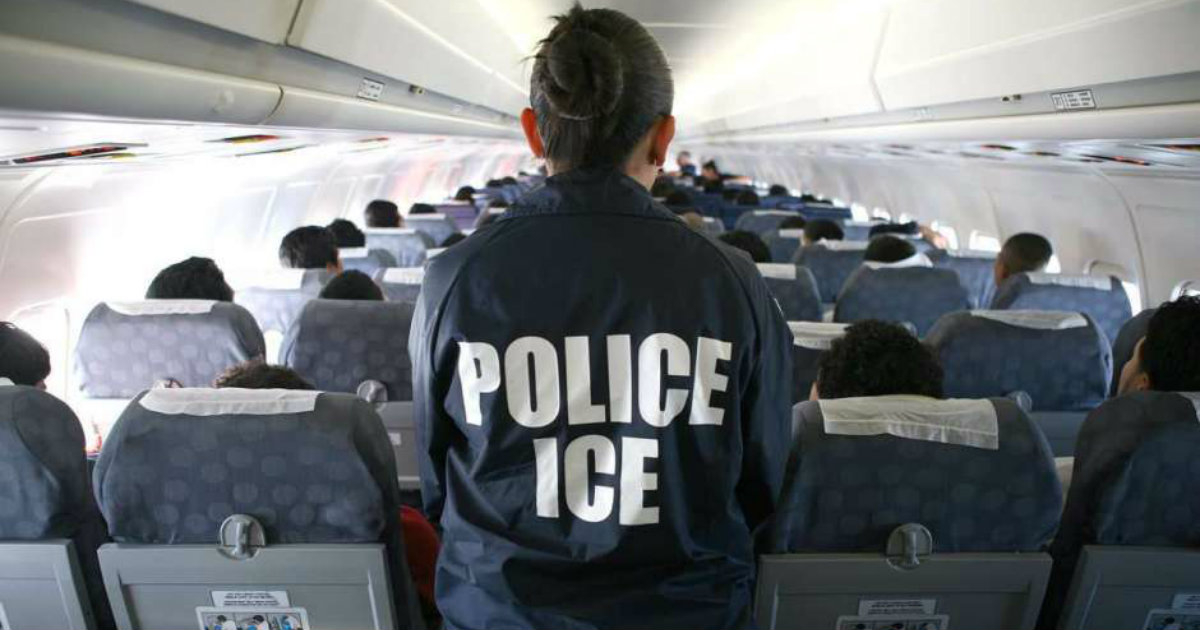 Funcionaria del ICE custodia un autobús con inmigrantes ilegales © Wikimedia