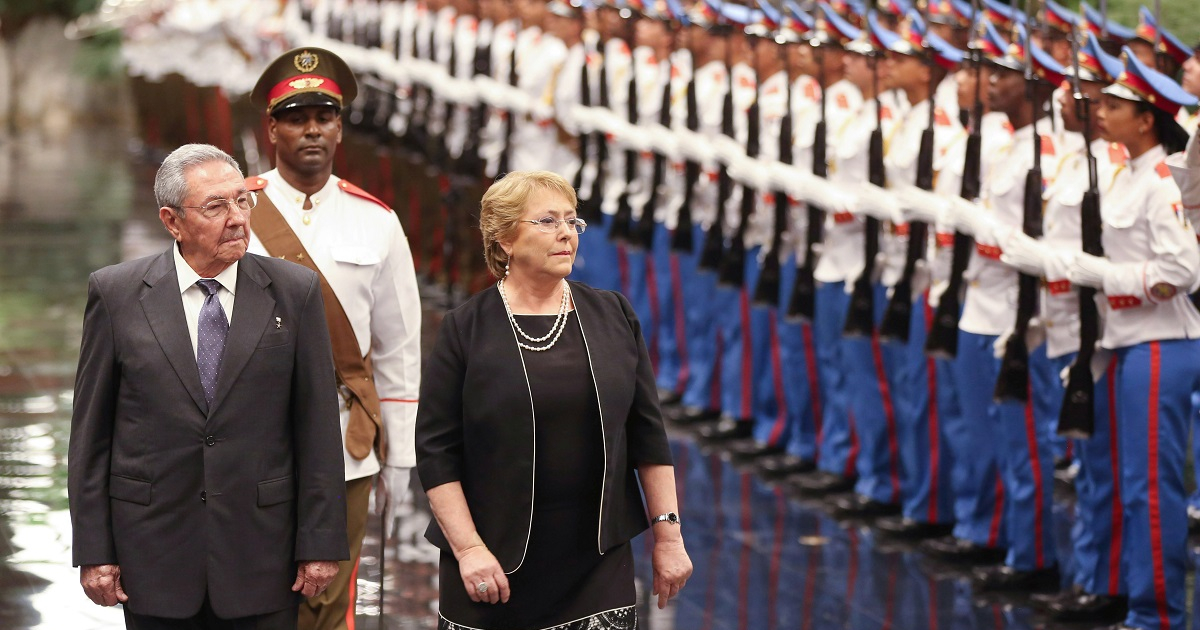 Raúl Castro y Michelle Bachelet © REUTERS/Alexandre Meneghini