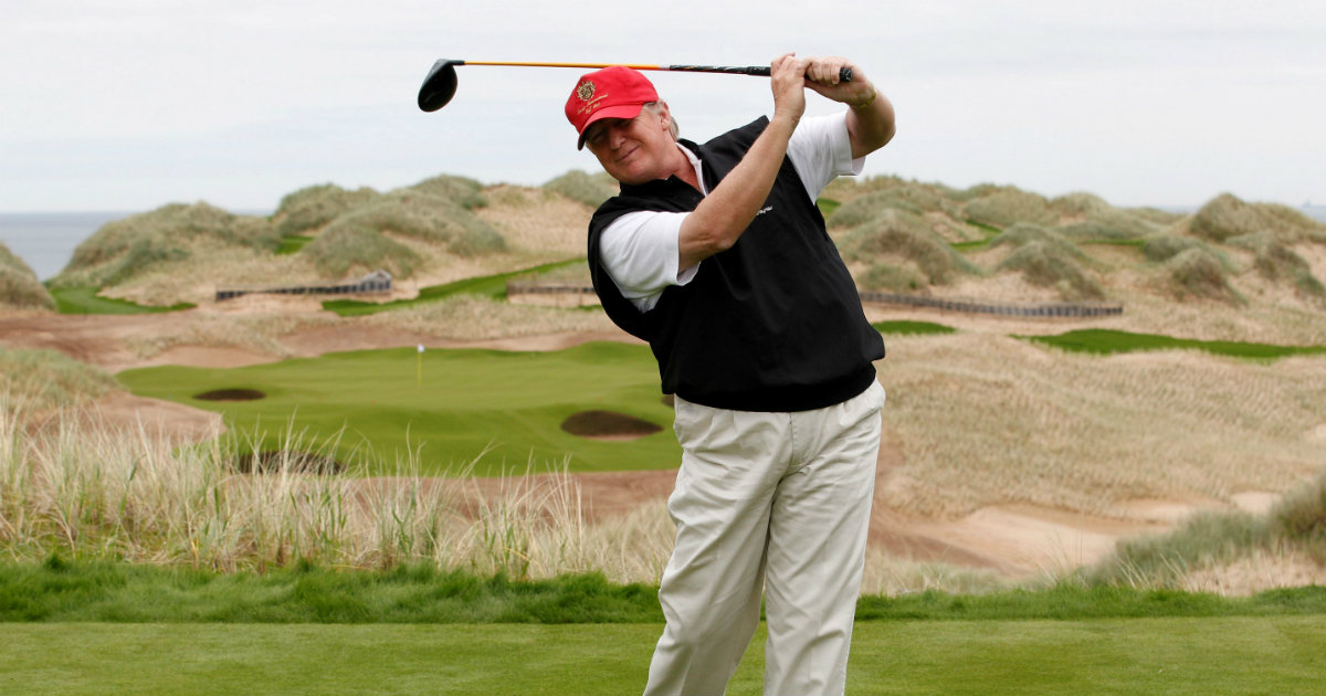 Donald Trump jugando a golf en la Florida © REUTERS / David Moir