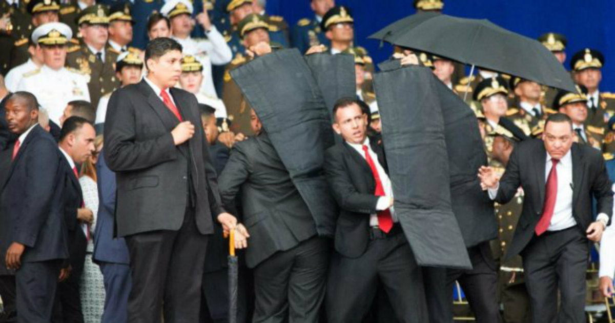 Momento en que agentes de seguridad protegen a Nicolás Maduro © Twitter/Nicolás Maduro