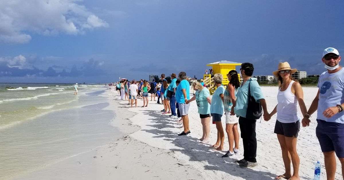 Activistas en playas de Florida © Facebook/ Joy Felice Carde-Stanulis