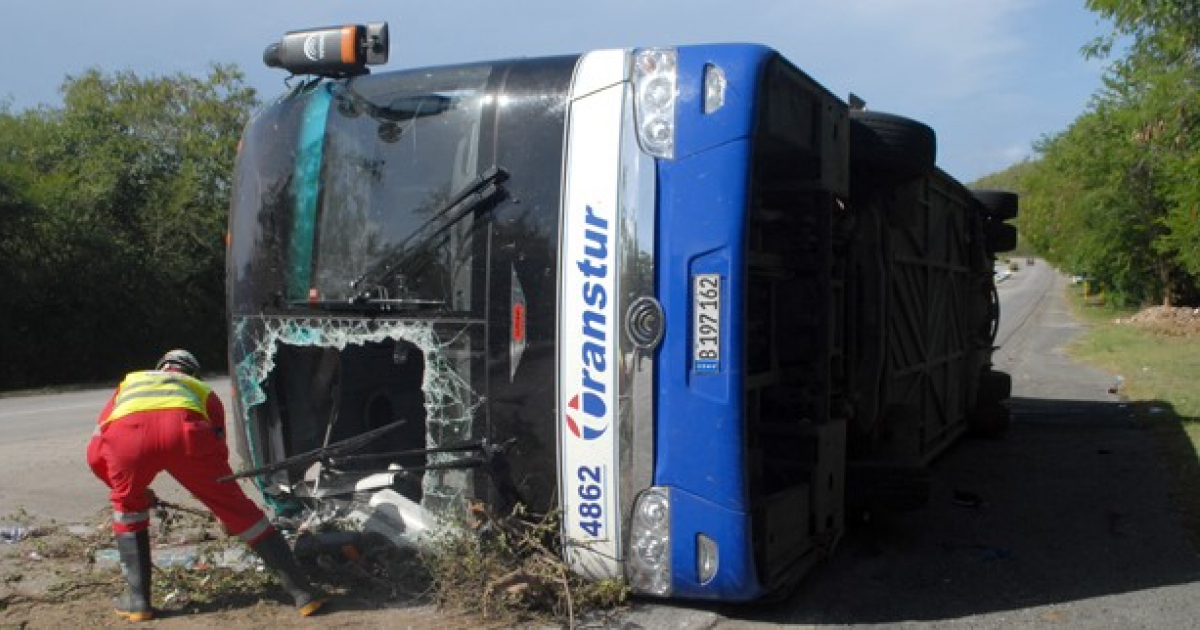 Autobús accidentado en Santiago de Cuba © Jorge Luis Guibert / Sierra Maestra
