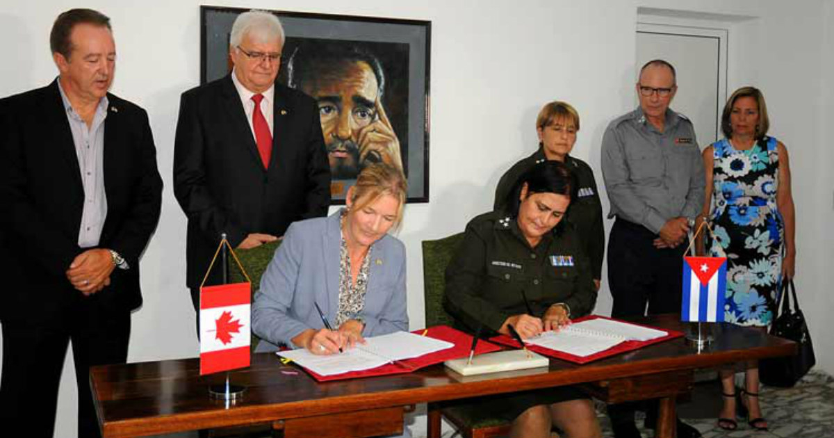 Firma del acuerdo entre Canadá y Cuba, en La Habana. © Prensa Latina.