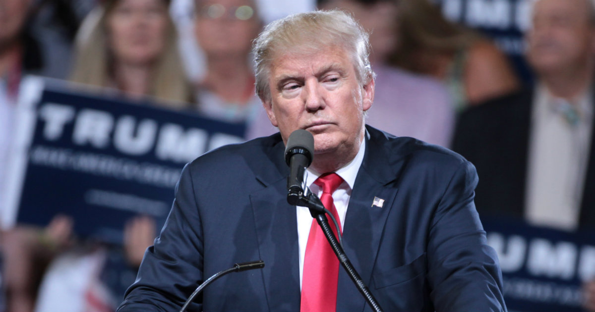 El presidente Trump comparece en un acto electoral con el rostro serio. © Wikimedia Commons