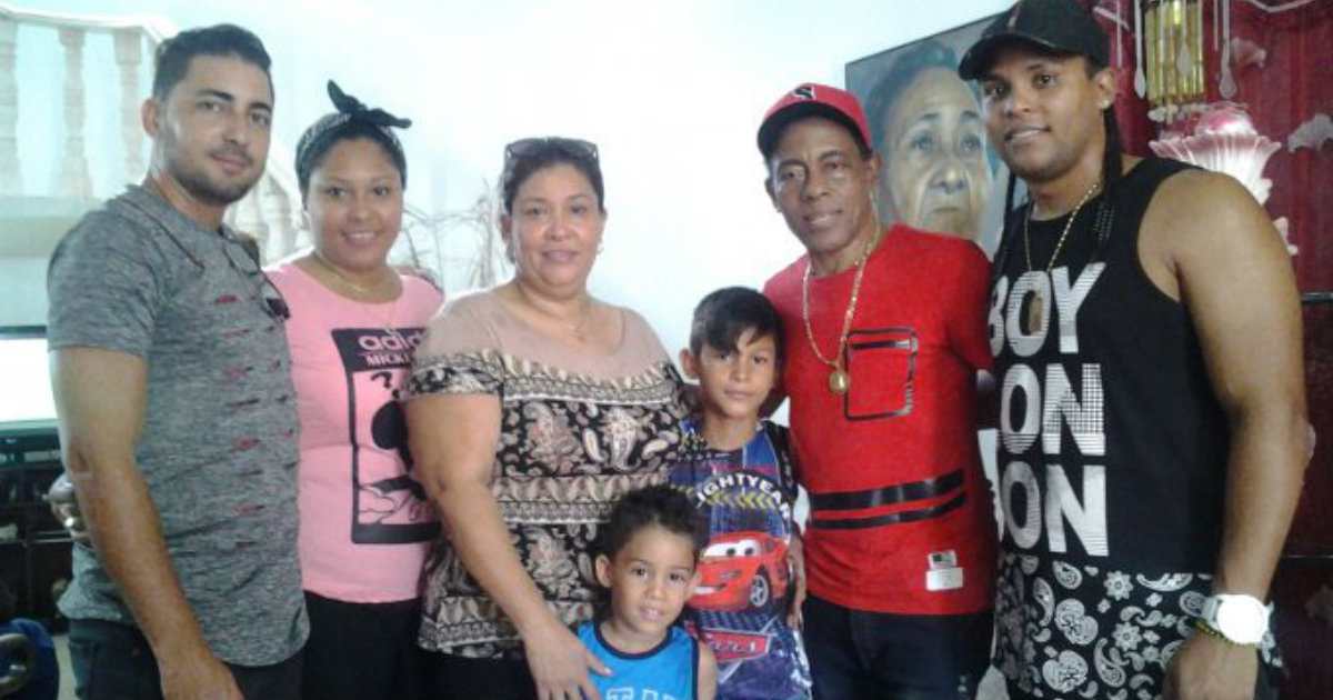 Cándido Fabré, con su familia en Manzanillo. © La Demajagua.