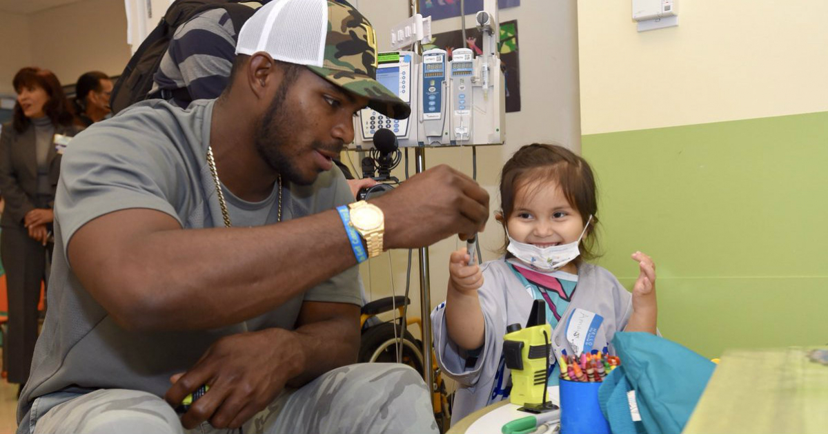 Yasiel Puig, visitando a niños enfermos en un hospital de Los Angeles. © Yasiel Puig / Twitter