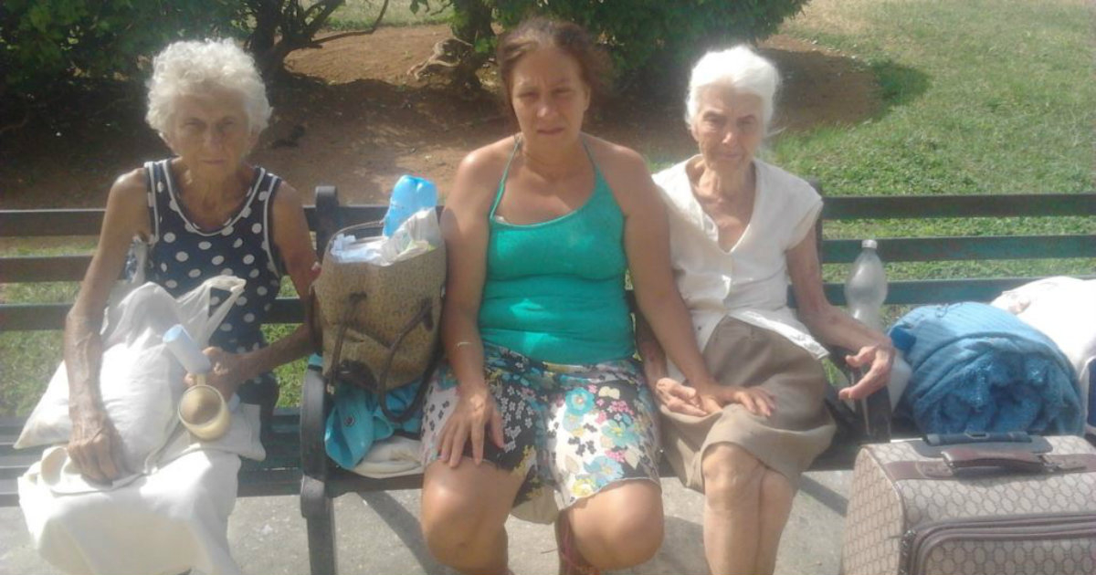 Dama de Blanco, viviendo con dos ancianas en un parque de Cuba. © Martí Noticias.