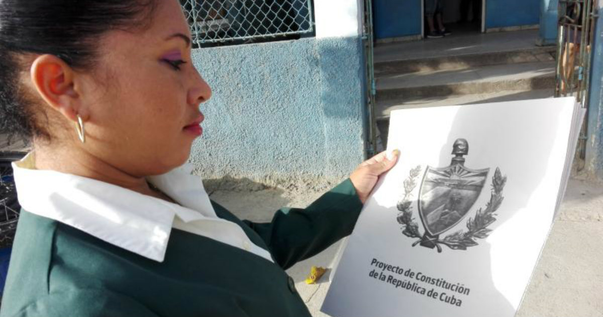 Una cubana, tras comprar el tabloide de la reforma de la Constitución. © Radio Juvenil ICRT.
