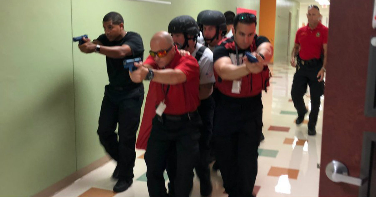 Policías de Palm Beach, en un simulacro de tiroteo en una escuela. © Policía de Palm Beach / Twitter