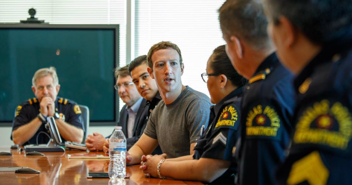 Mark Zuckerberg, reunido con policías de Texas, en una foto de archivo. © Mark Zuckerberg / Facebook