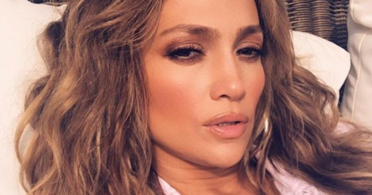 Jennifer Lopez posa de forma sensual © Instagram / Jennifer Lopez
